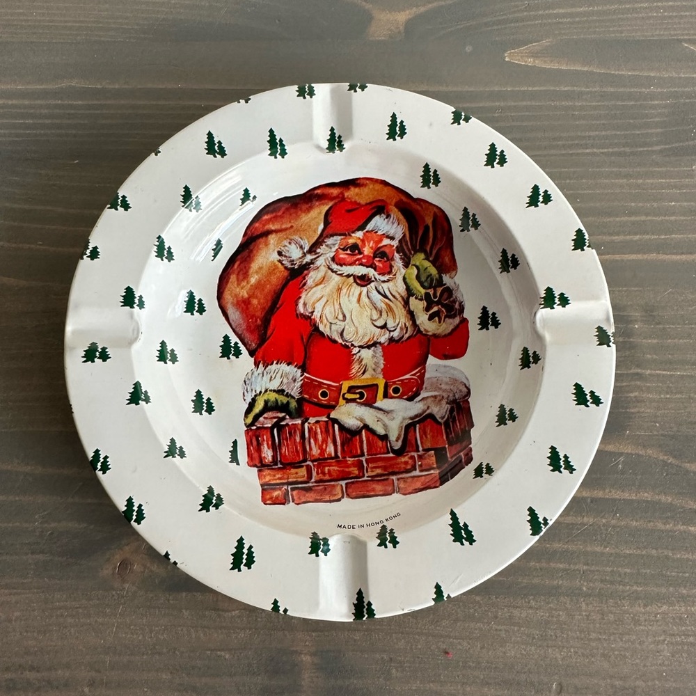 Vintage metal ashtray/candy dish
Made in Hong Kong